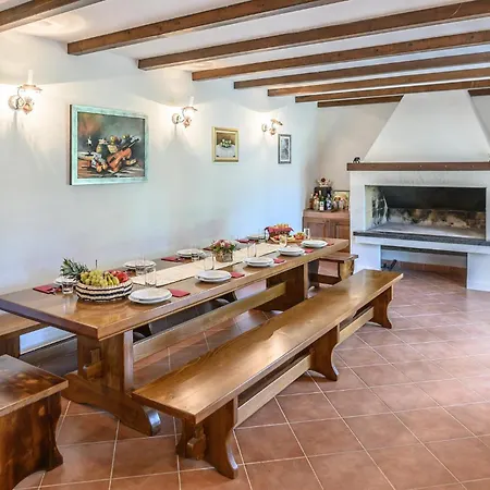 Holiday home Stunning In With Kitchen *