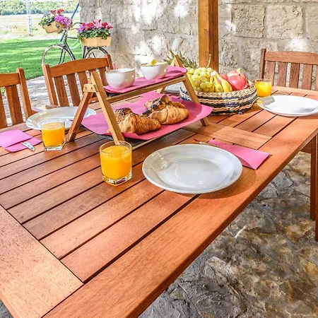 Holiday home Stunning In With Kitchen Dicmo